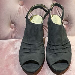 Neutralizer Pumps. Grey. Peep toe.